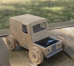 Petite voiture solaire en carton